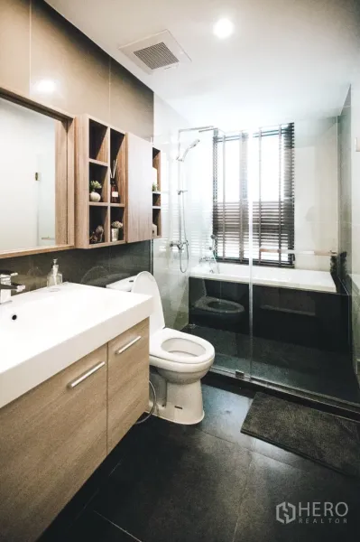 คอนโด ให้เช่าในHuai Khwang, Bangkok - ห้องน้ำโมเดิร์น มีเคาน์เตอร์อ่างล้างหน้า โถสุขภัณฑ์ ห้องอาบน้ำกระจก และอ่างอาบน้ำริมหน้าต่าง