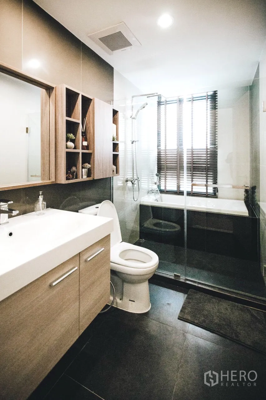 คอนโด ให้เช่าในHuai Khwang, Bangkok - ห้องน้ำโมเดิร์น มีเคาน์เตอร์อ่างล้างหน้า โถสุขภัณฑ์ ห้องอาบน้ำกระจก และอ่างอาบน้ำริมหน้าต่าง