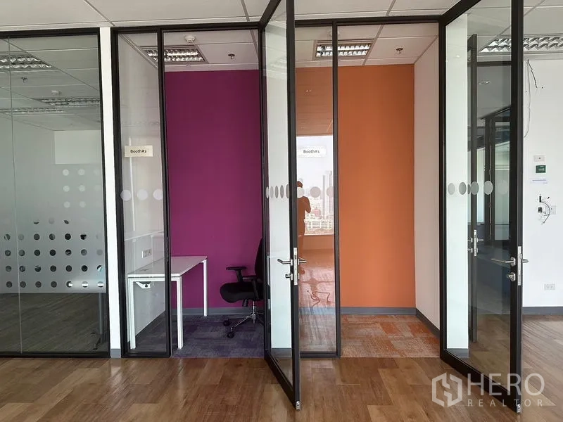 Office Space for rent in Ratchathewi, Bangkok - Colorful phone booths and small focus rooms with glass doors.