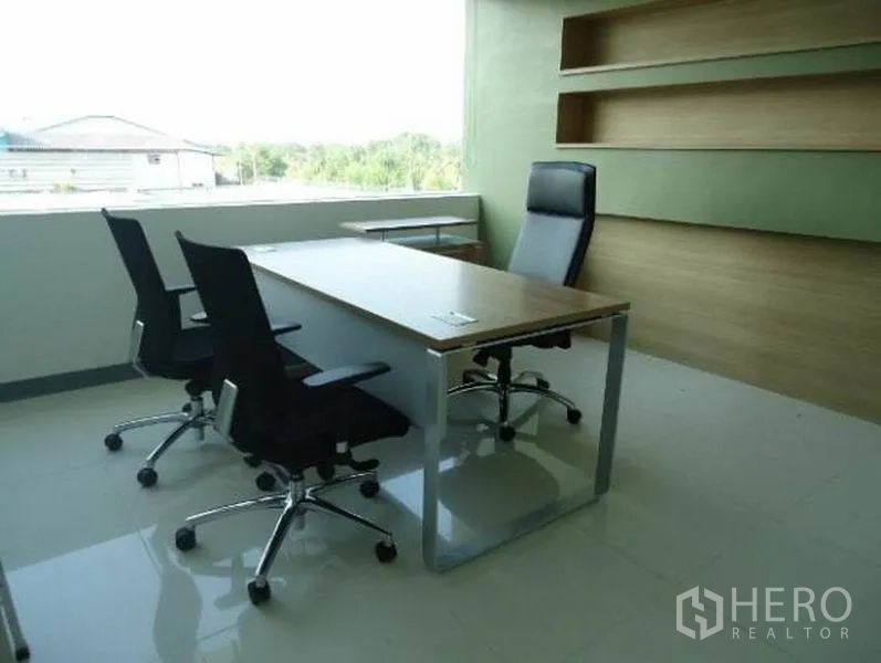 Factory for rent or sale in Wang Noi, Phra Nakhon Si Ayutthaya - Executive office with desk, swivel chairs and a large window.
