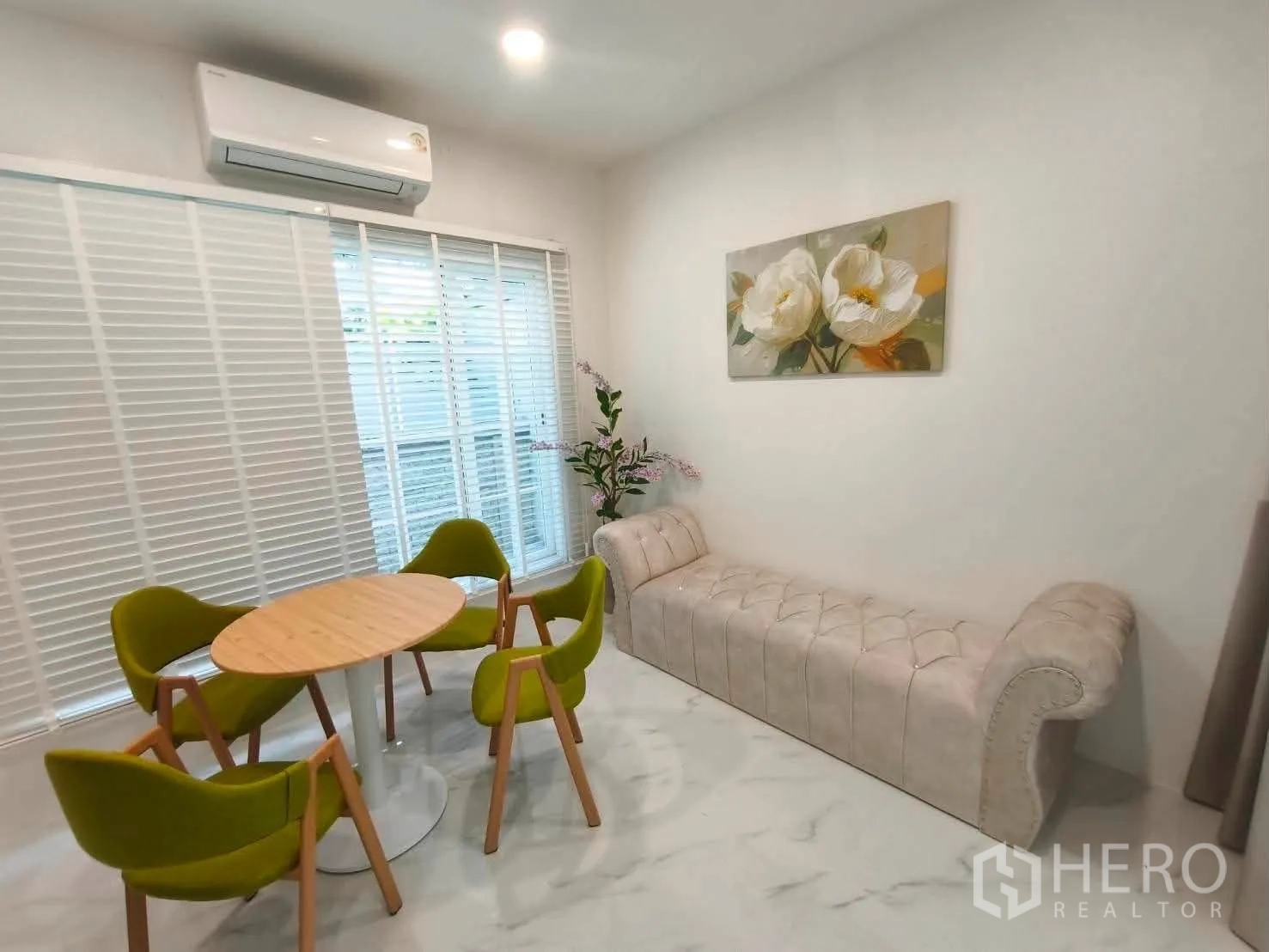 บ้านเดี่ยว for rent in Bang Phli, Samut Prakan - มุมทานอาหารโต๊ะกลม เก้าอี้สีเขียว และโซฟาเดย์เบด.