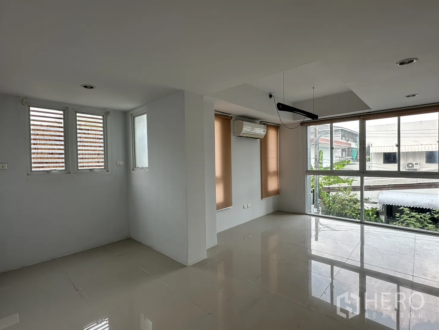 โฮมออฟฟิศ for rent in Watthana, Bangkok - พื้นที่นั่งเล่นโอเพ่นแปลน หน้าต่างสูงจรดพื้น และเครื่องปรับอากาศติดผนัง