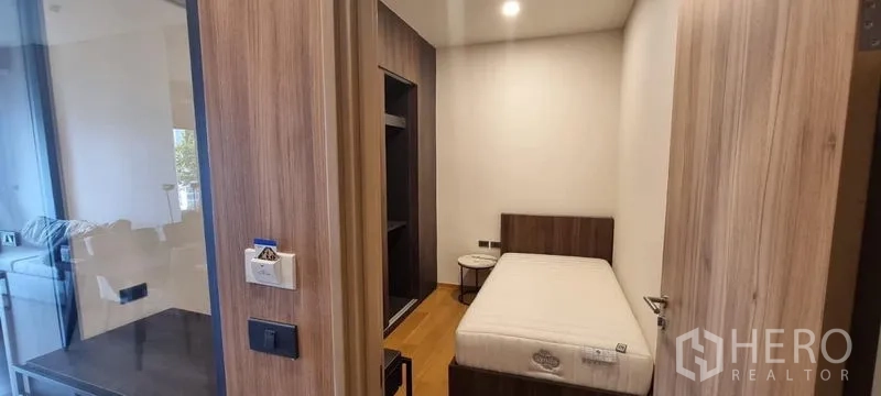 คอนโด ขายในWatthana, Bangkok - ห้องอเนกประสงค์ขนาดกะทัดรัดจัดเป็นเตียงเดี่ยว มีตู้เสื้อผ้าบิวท์อินและงานไม้โทนอุ่น