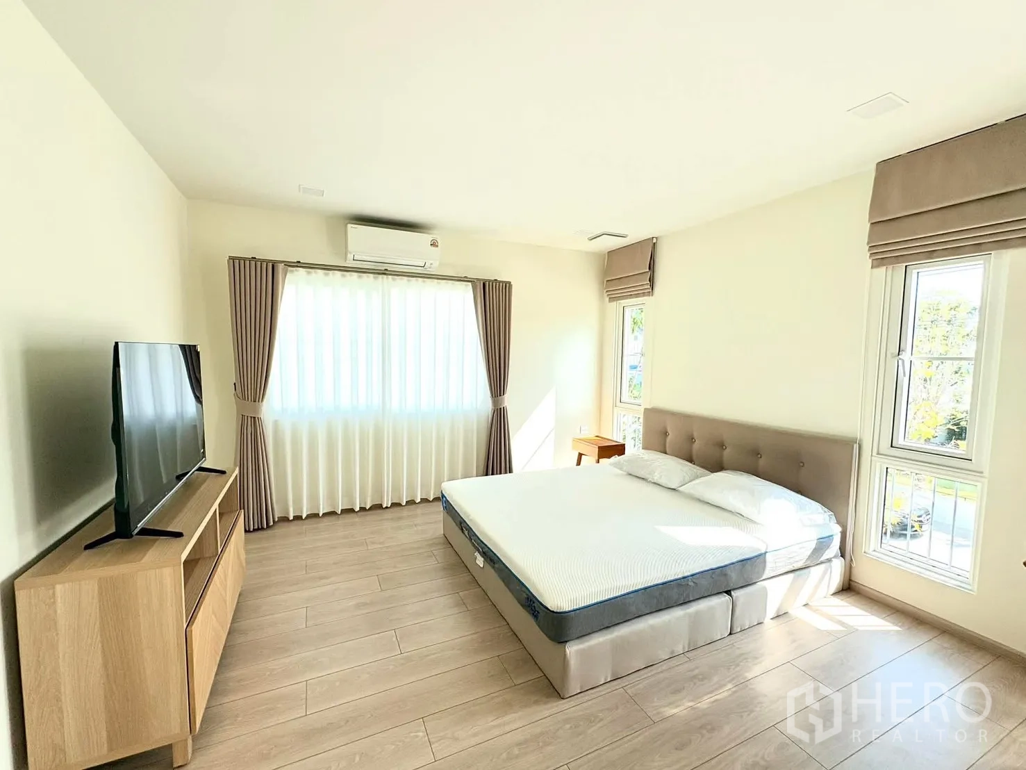 บ้าน for rent in Bang Phli, Samut Prakan - ห้องนอนใหญ่พร้อมเตียง ตู้วางทีวี และพื้นลามิเนตแสงธรรมชาติ