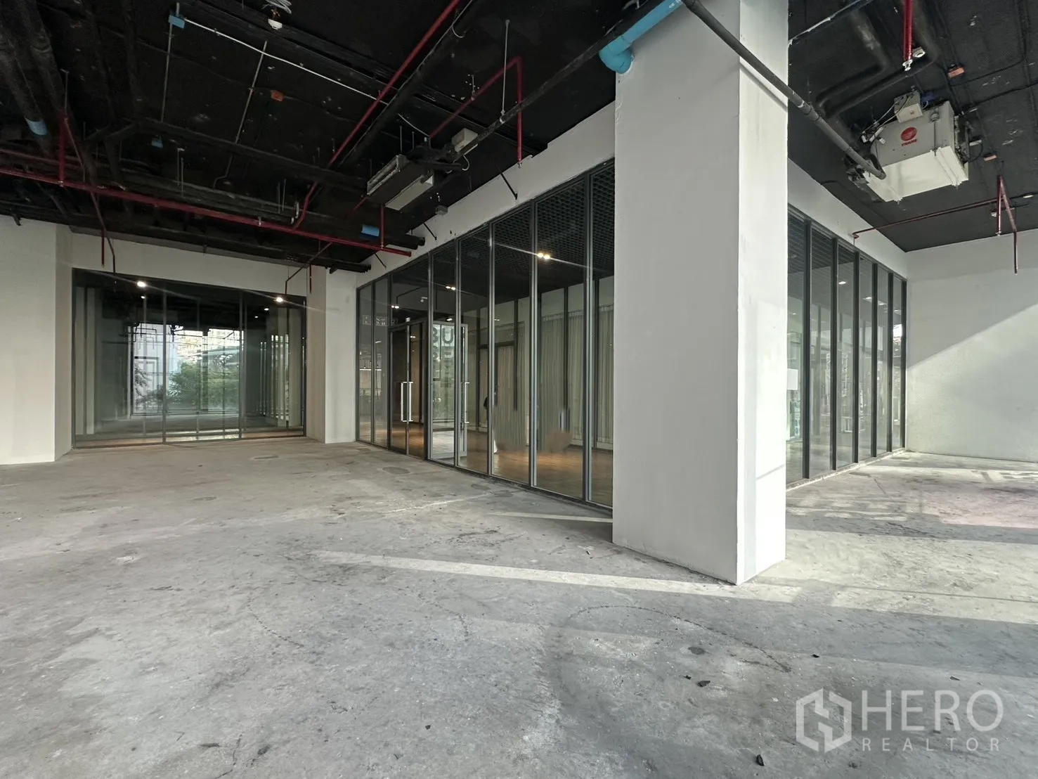 零售空间 for rent in Khlong Toei, Bangkok - 宽敞店铺，设多扇玻璃门与相邻玻璃隔间。