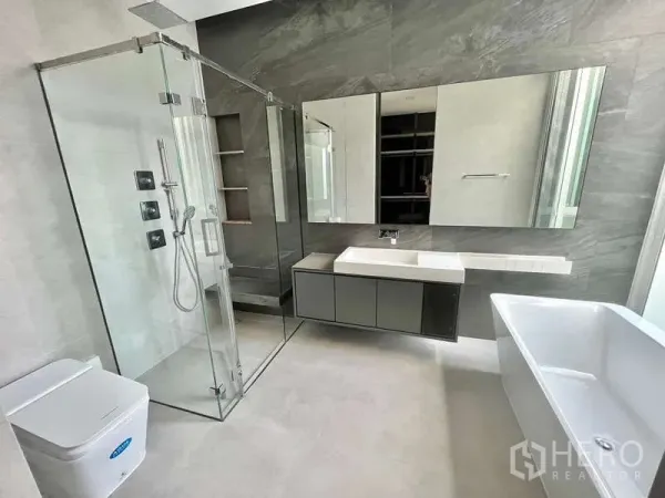 Detached House for rent or sale in Bang Phli, Samut Prakan - Modern bathroom with a glass shower enclosure, soaking tub and a large mirrored vanity.