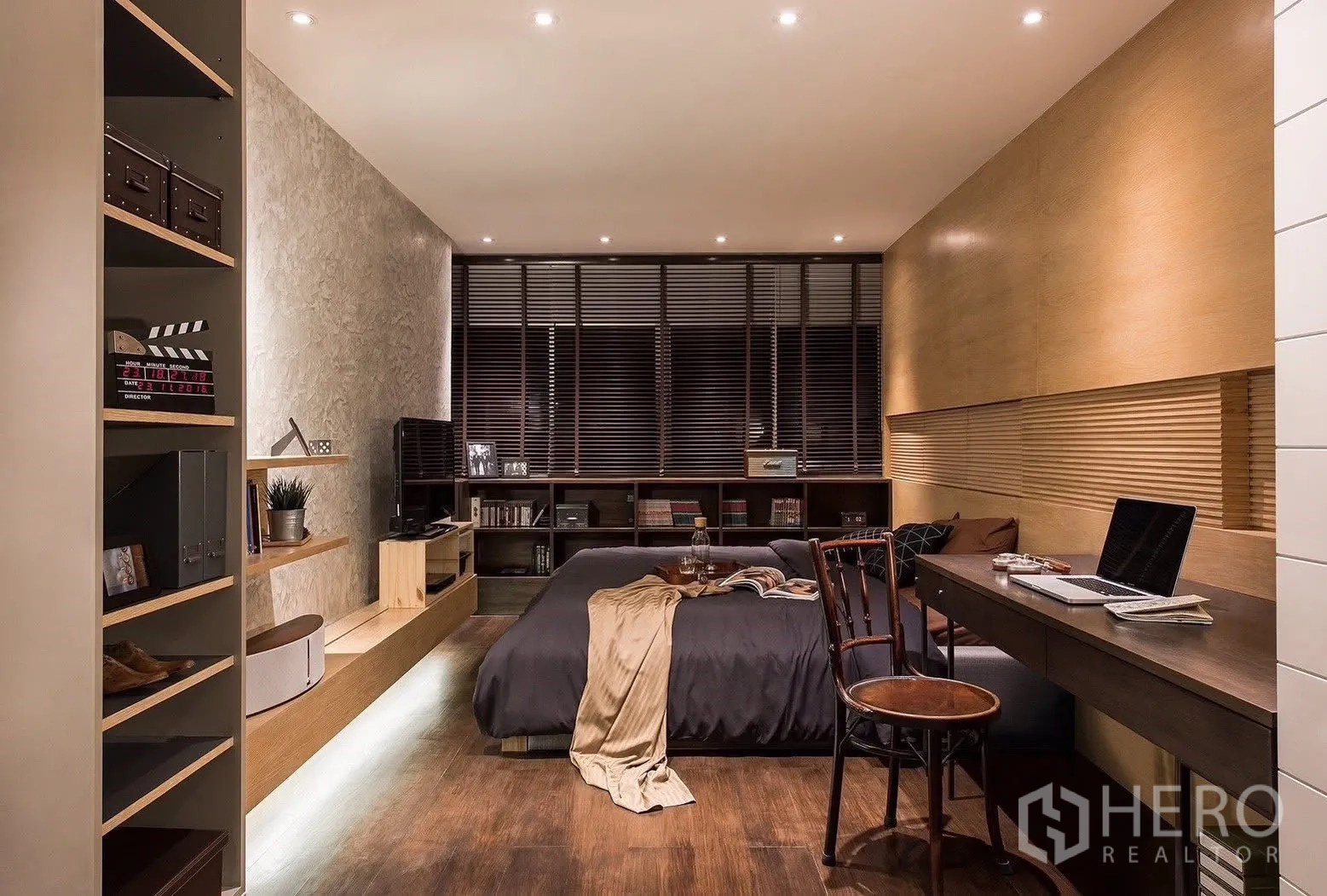 ทาวน์เฮาส์ for sale in Suan Luang, Bangkok - ห้องนอนอบอุ่น เตียงเตี้ย ชั้นวางลอย ทีวี และมุมทำงานบิวท์อิน