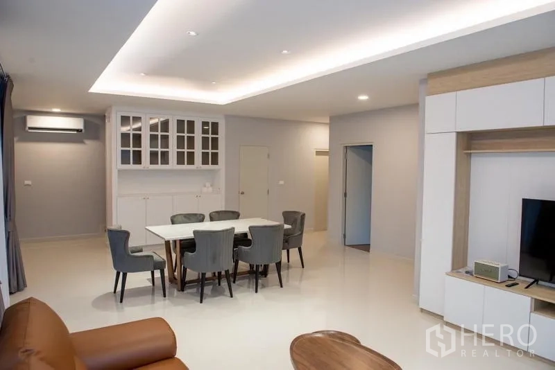 Detached House for rent in Bang Phli, Samut Prakan - Open-plan living and dining area with built-in cabinetry and recessed lighting.