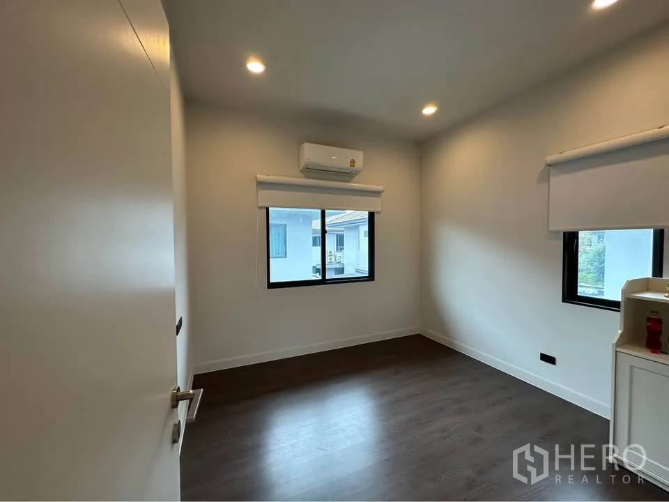 Detached House for rent in Bang Kapi, Bangkok - Bedroom with air conditioner, windows, and blinds.