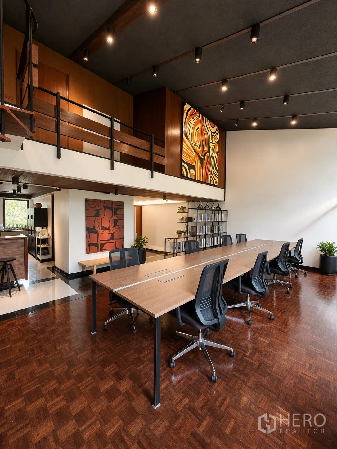 办公室 for rent in Phaya Thai, Bangkok - 开放式办公区，长条工位、夹层与装饰画。