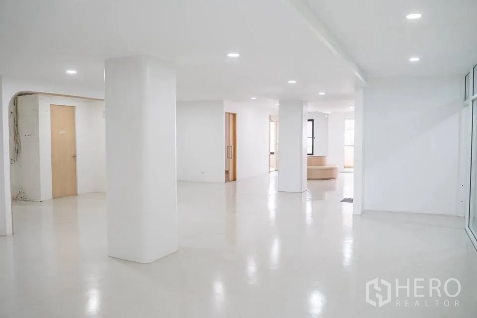 家庭办公室 for rent in Prawet, Bangkok - 宽敞开放的楼层，白色墙面、立柱与嵌入式照明。