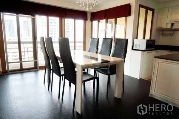 คอนโด ให้เช่าในWatthana, Bangkok - โต๊ะอาหาร 6 ที่นั่งข้างหน้าต่างสูงจรดเพดาน มองเห็นวิวเมืองและทางออกระเบียง