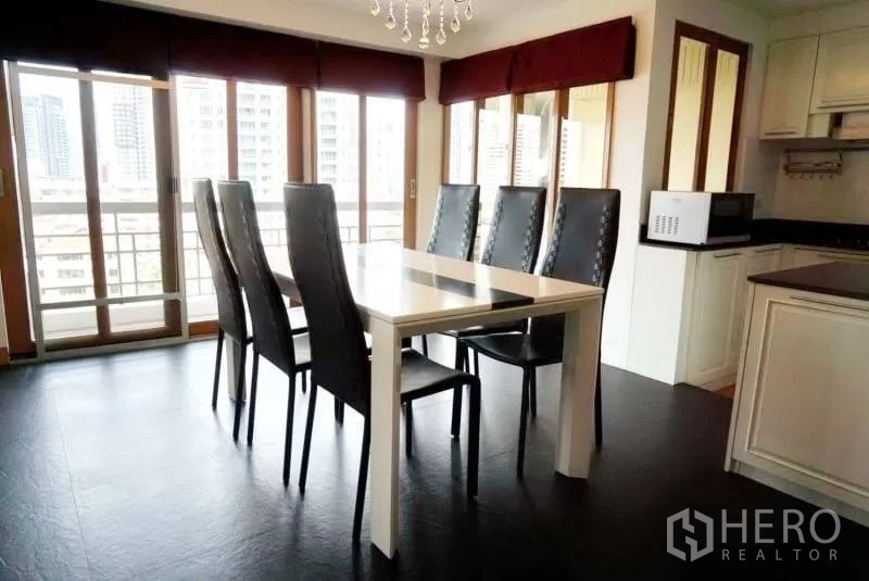 คอนโด ให้เช่าในWatthana, Bangkok - โต๊ะอาหาร 6 ที่นั่งข้างหน้าต่างสูงจรดเพดาน มองเห็นวิวเมืองและทางออกระเบียง