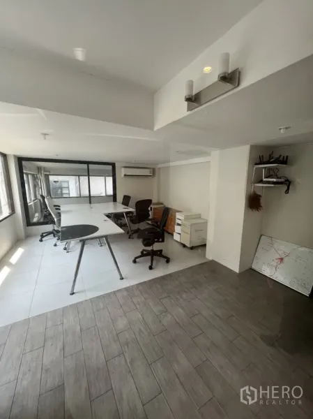 Retail Space for rent in Watthana, Bangkok - Open-plan office area with desks, chairs, split-type AC, and wood-look tiles.