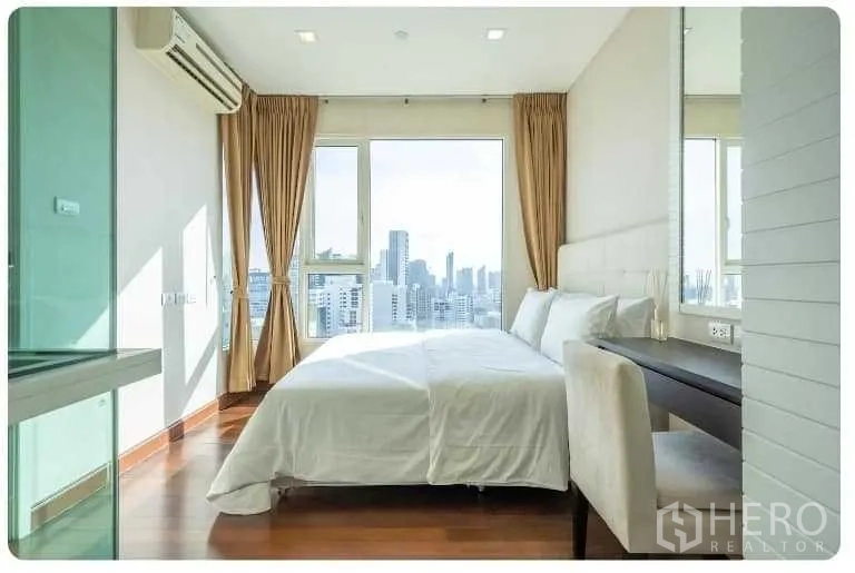 คอนโด ขายในWatthana, Bangkok - ห้องนอนมุมอาคารพร้อมหน้าต่างรอบด้านและวิวสกายไลน์