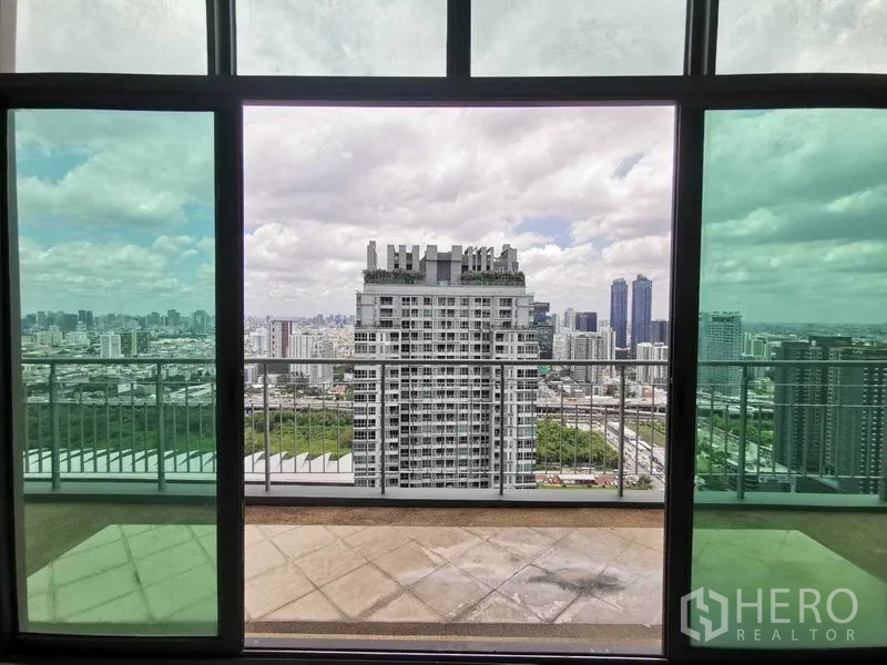 公寓 出租在Ratchathewi, Bangkok - 推拉门通往宽阔阳台，可欣赏曼谷全景。