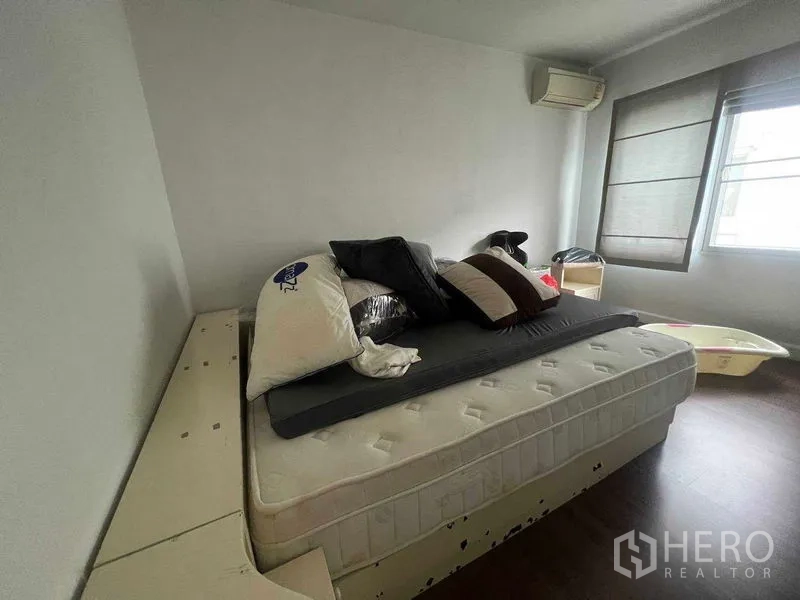Townhouse for rent in Bueng Kum, Bangkok - Cozy bedroom with window, air conditioner and queen mattress.