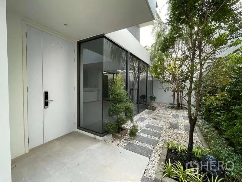 Home Office for rent in Don Mueang, Bangkok - Main entrance beside corner glass wall and landscaped courtyard.