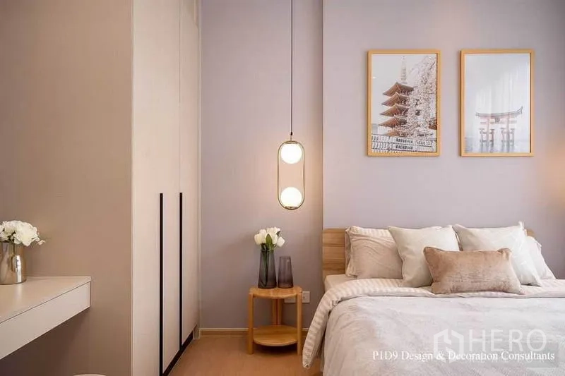 公寓 出租在Watthana, Bangkok - 卧室一角，通顶衣柜、床边小桌与花瓶，球形吊灯点缀。