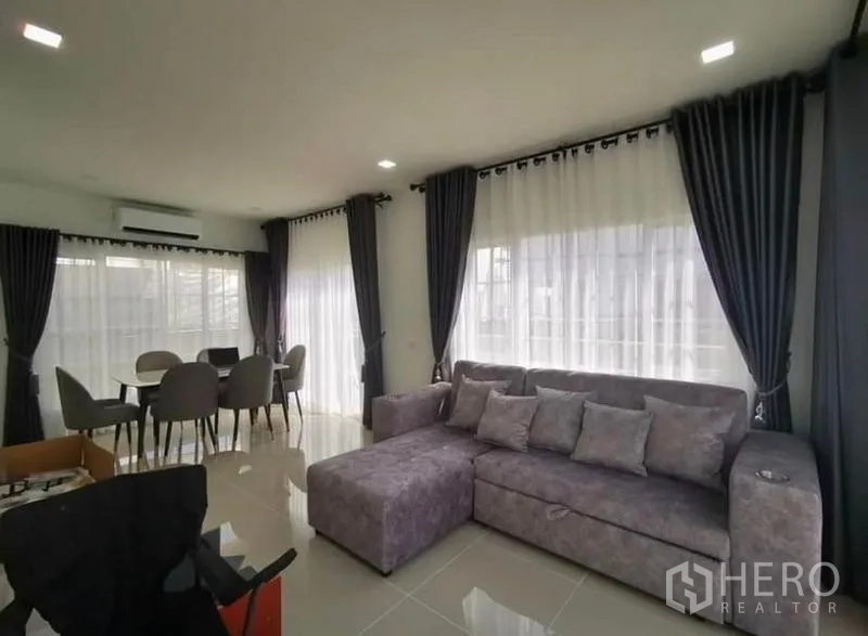 独立式住宅 出租 - 开放式客餐厅，通高窗与空调。