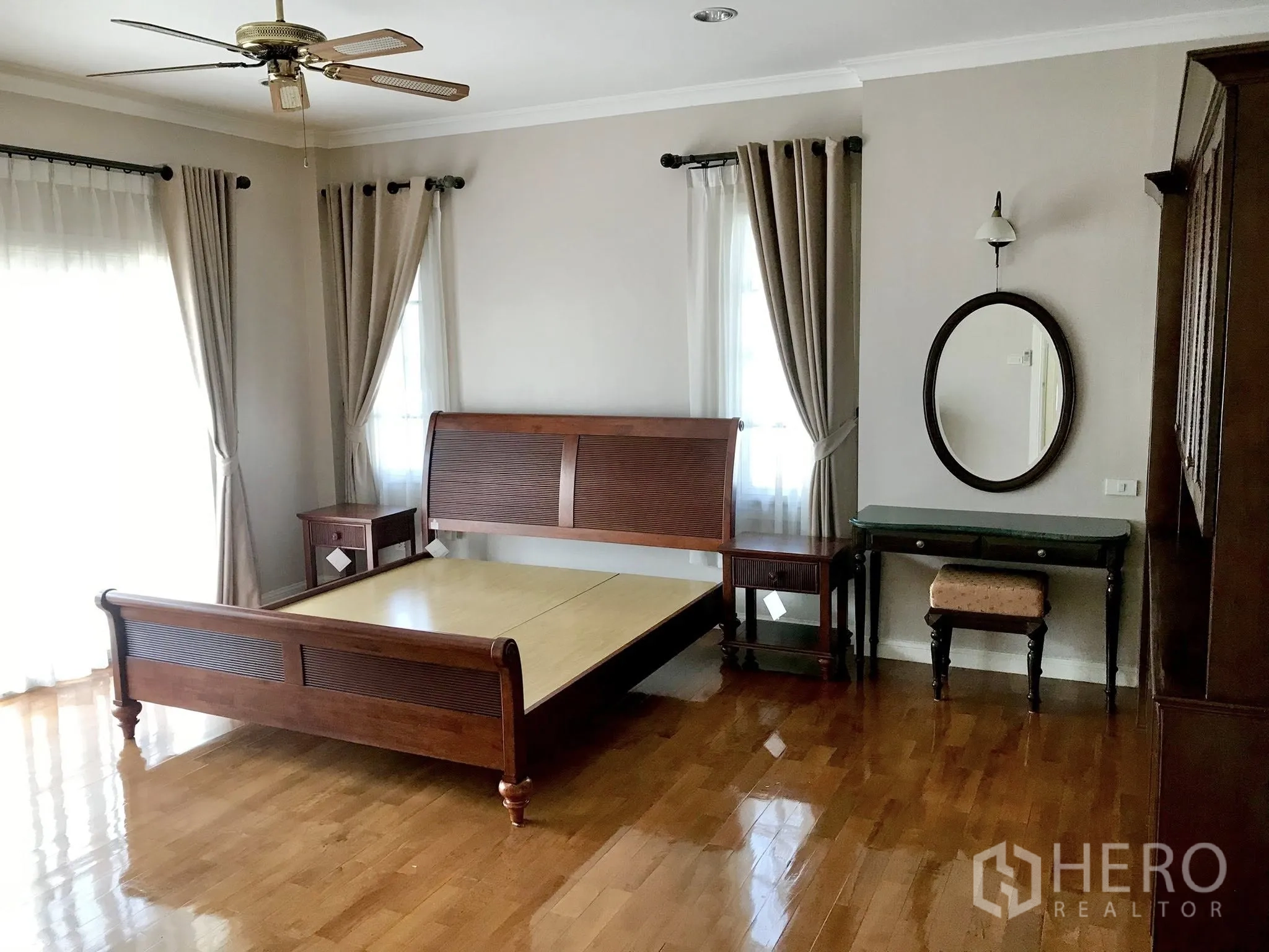 บ้านเดี่ยว for rent in Mueang Samut Prakan, Samut Prakan - ห้องนอนเตียงไม้ พัดลมเพดาน และผ้าม่านโทนสุภาพ