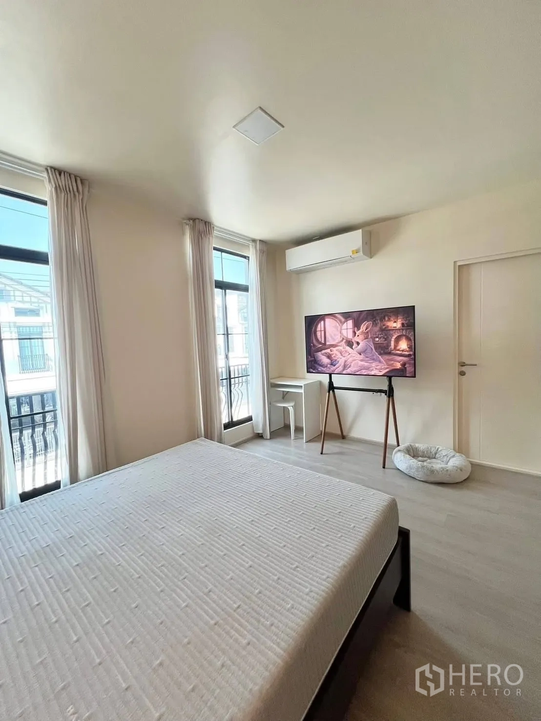 ทาวน์เฮาส์ for rent in Bang Phli, Samut Prakan - ห้องนอนหลักมีหน้าต่างบานใหญ่ ทีวีตั้งโต๊ะทำงาน และเครื่องปรับอากาศ