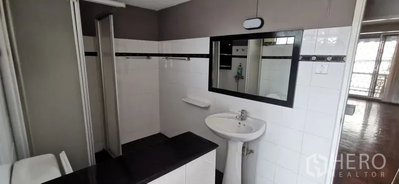 联排别墅 出租在Watthana, Bangkok - 白色瓷砖卫浴，超大镜面、立柱盆与淋浴区