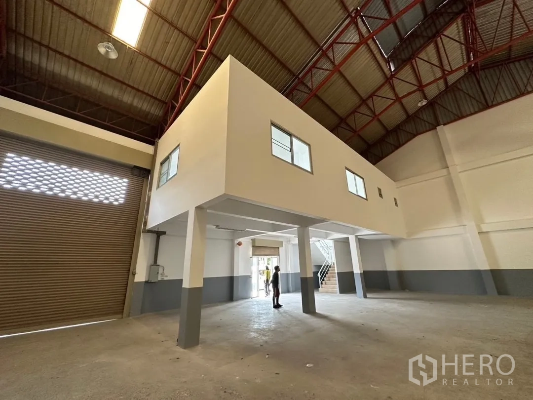 工厂 出租在Bang Sao Thong, Samut Prakan - 夹层办公室坐落装卸区上方，旁有高卷闸门。