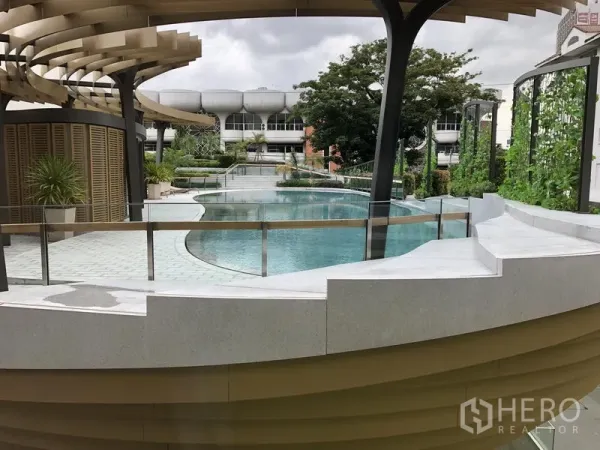 公寓 出售在Watthana, Bangkok - 通罗公寓的曲线室外泳池，配有遮阳亭与景观露台。
