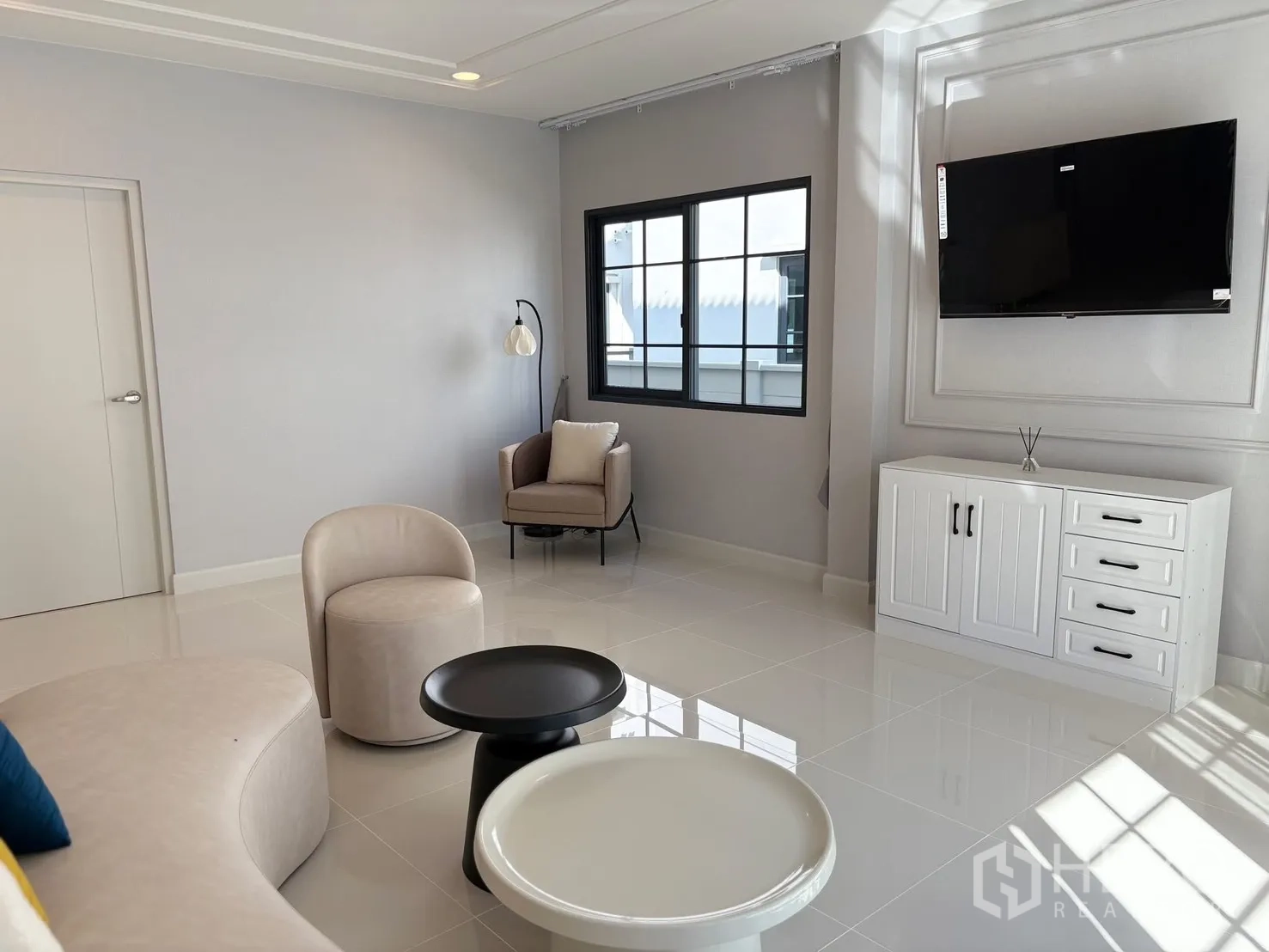 บ้าน for rent in Bang Phli, Samut Prakan - มุมพักผ่อนมีเก้าอี้อาร์มแชร์ ตู้วางสื่อ และทีวีติดผนัง.