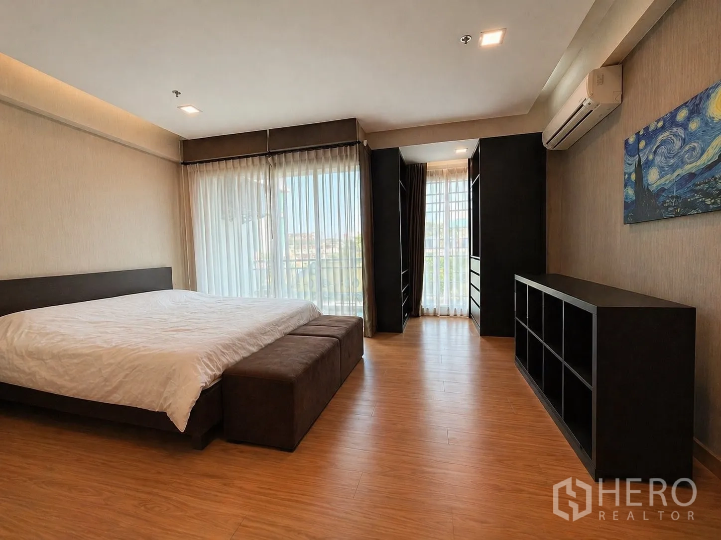 家庭办公室 for rent or sale in Yan Nawa, Bangkok - 大卧室配双人床、落地窗与内置储物柜。