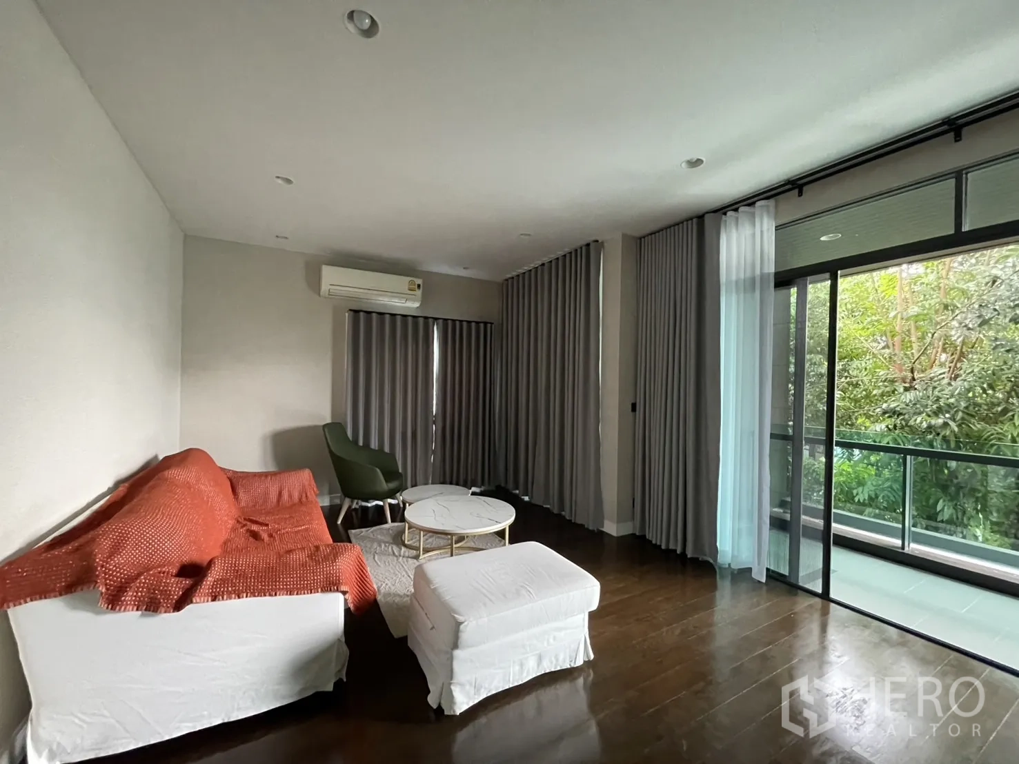 บ้าน ให้เช่าในBang Kapi, Bangkok - เลานจ์เชื่อมระเบียงด้วยประตูกระจกบานเลื่อนเห็นวิวต้นไม้