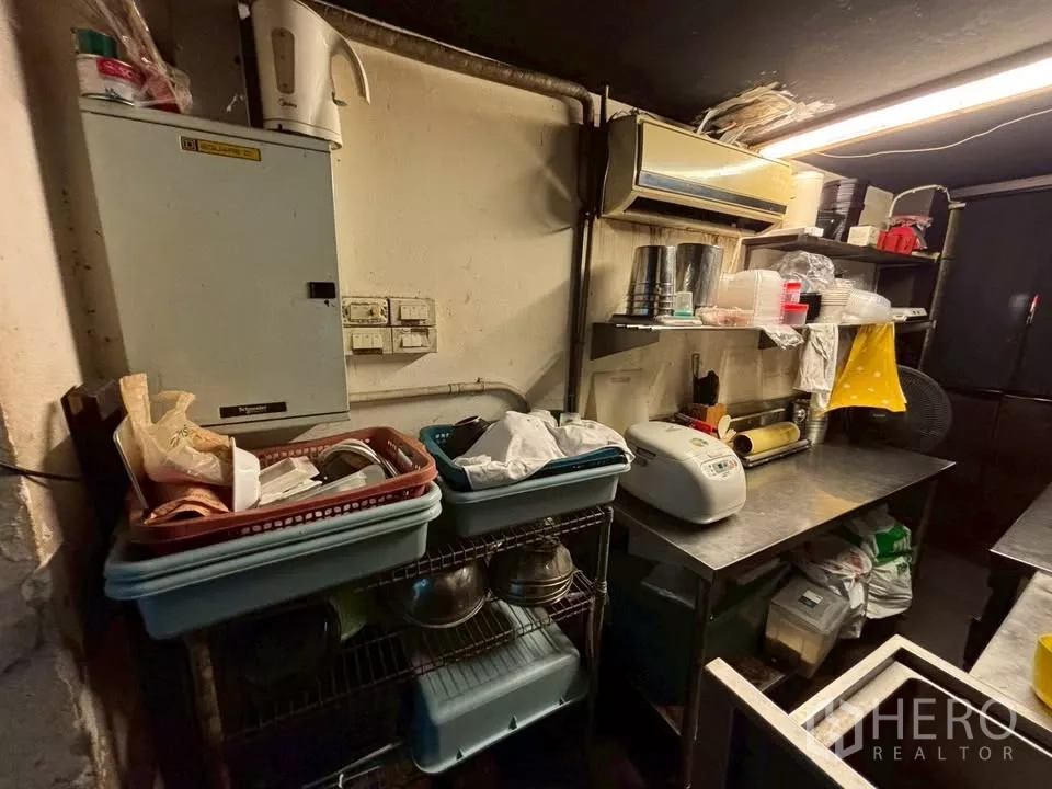 店屋 出租在Watthana, Bangkok - 茶水间区域，金属置物架、台面和空调。