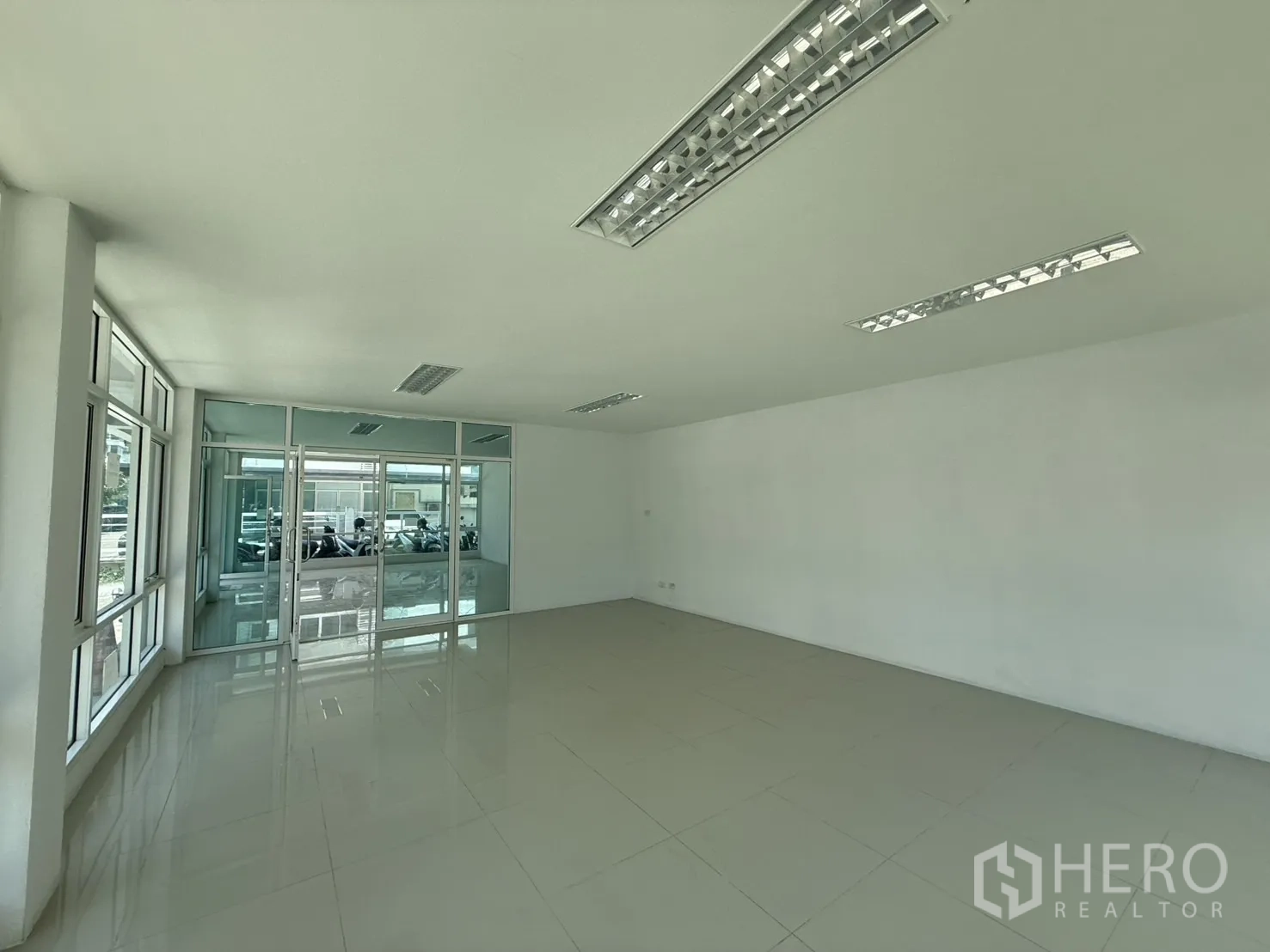 办公空间 出租在Bueng Kum, Bangkok - 明亮的会议室或办公室，玻璃分隔与瓷砖地面