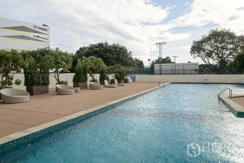 คอนโด ให้เช่าในKhlong San, Bangkok - ดาดฟ้าสระว่ายน้ำสไตล์รีสอร์ทมีเก้าอี้พักผ่อน เขียวชอุ่ม ใกล้สนามเทนนิสและไอคอนสยาม