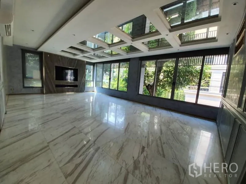 办公空间 出租在Khlong Toei, Bangkok - 采光充足的开放工作区，大理石地面与全景窗