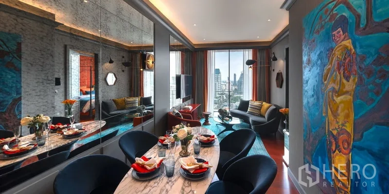คอนโด ขายในWatthana, Bangkok - พื้นที่รับประทานอาหารและนั่งเล่นสไตล์โมเดิร์น โต๊ะหินอ่อน ผนังกระจก และหน้าต่างวิวเมืองย่านทองหล่อ