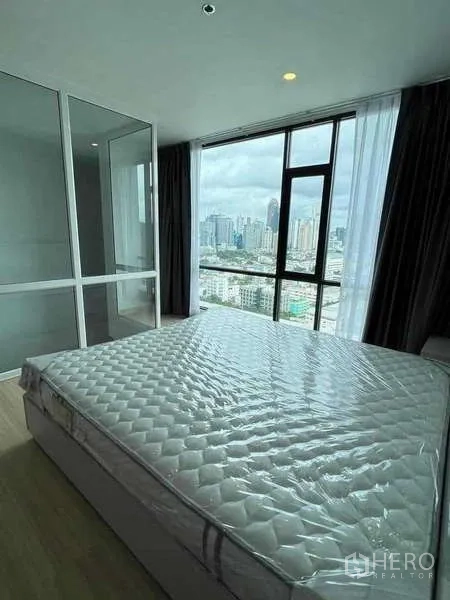 คอนโด ให้เช่าในSathon, Bangkok - ห้องนอนหน้าต่างเต็มผนังมองเห็นสกายไลน์กรุงเทพฯ