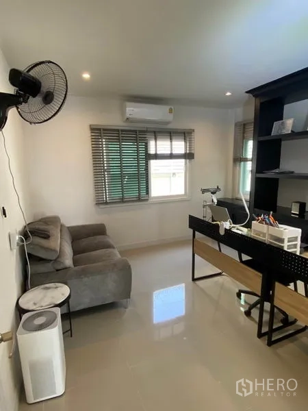 บ้าน ขายในBang Sao Thong, Samut Prakan - ห้องอเนกประสงค์ชั้นล่างจัดเป็นห้องทำงานพร้อมโซฟาและโต๊ะทำงาน