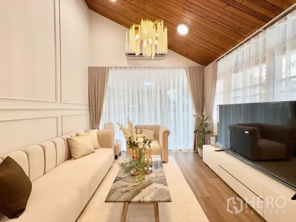 Detached House for rent in Huai Khwang, Bangkok - Elegant lounge with marble coffee table, soft furnishings and sheer curtains