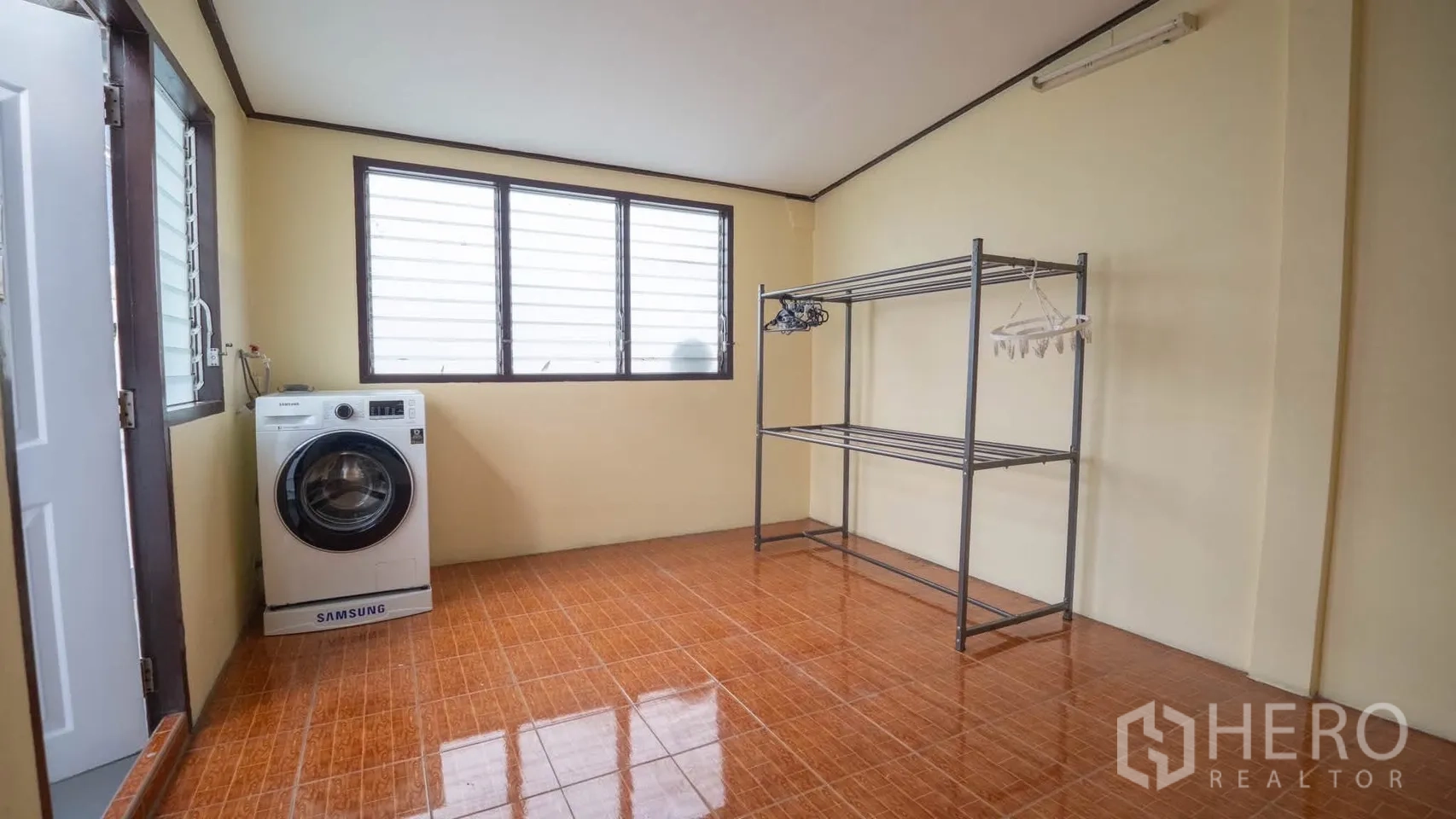 ทาวน์เฮาส์ for rent in Watthana, Bangkok - ห้องซักผ้าพร้อมเครื่องซักผ้าแบบฝาหน้า หน้าต่างบานเกล็ด และราวตาก
