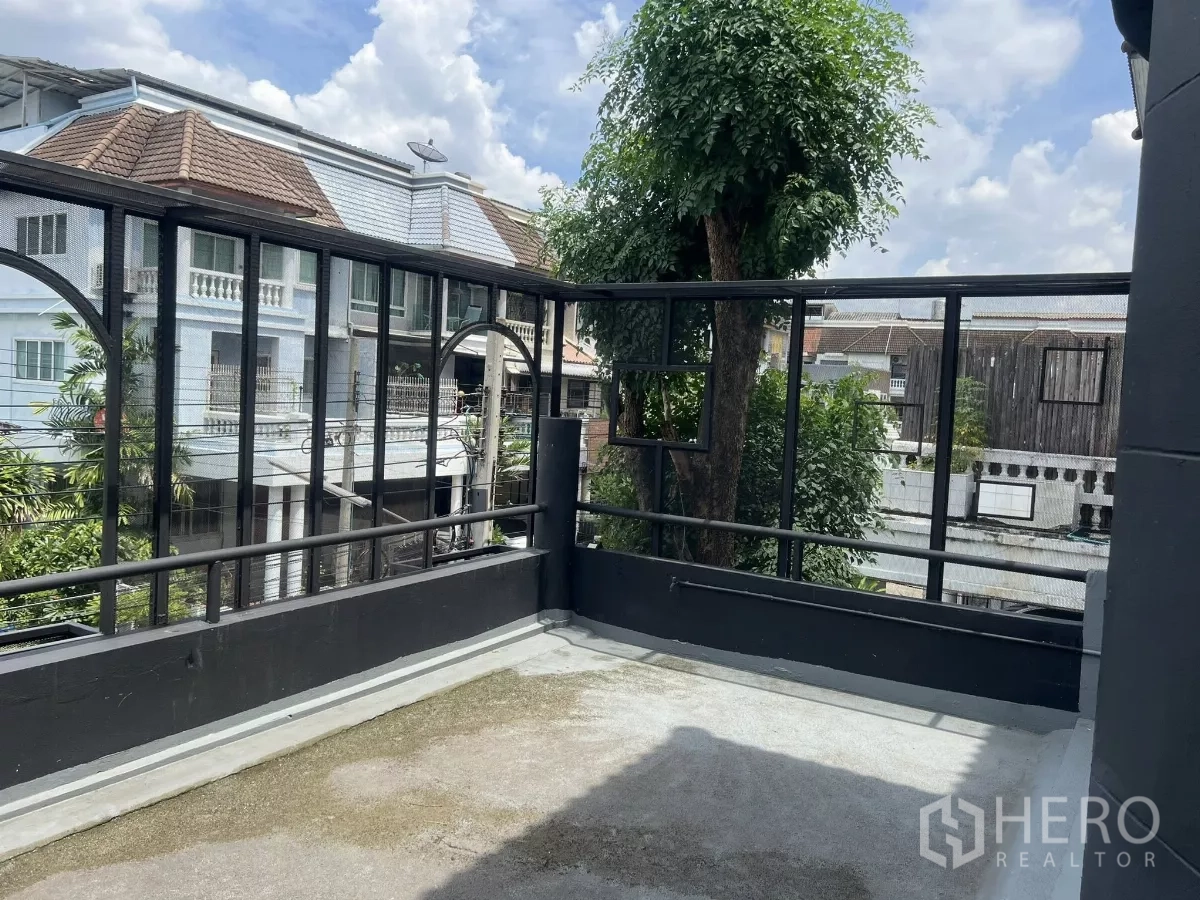带办公室的家 出租在Wang Thonglang, Bangkok - 开放屋顶露台，网状栏杆与绿意社区景观。