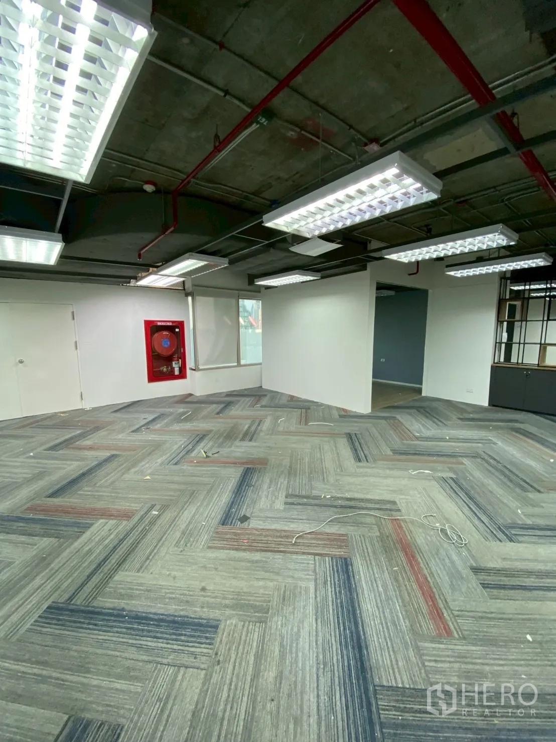 ออฟฟิศ for rent in Watthana, Bangkok - โถงโล่งมีตู้ อุปกรณ์ความปลอดภัย พรมกระเบื้อง และไฟแผงแขวน