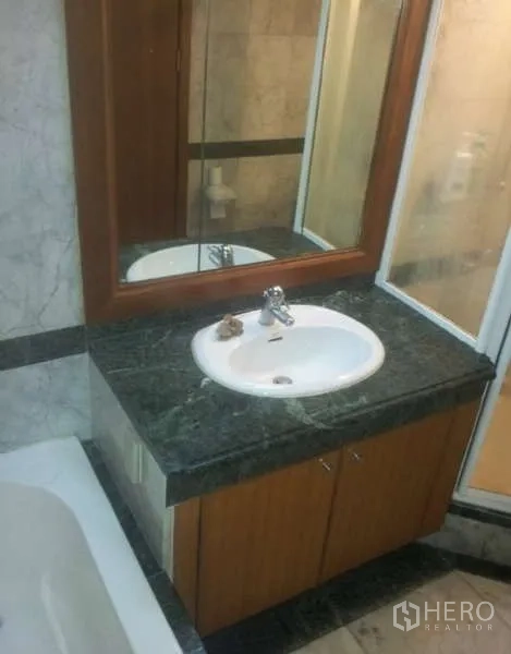 Condominium for sale in Pathum Wan, Bangkok - Bathroom vanity with sink, mirror and separate shower screen