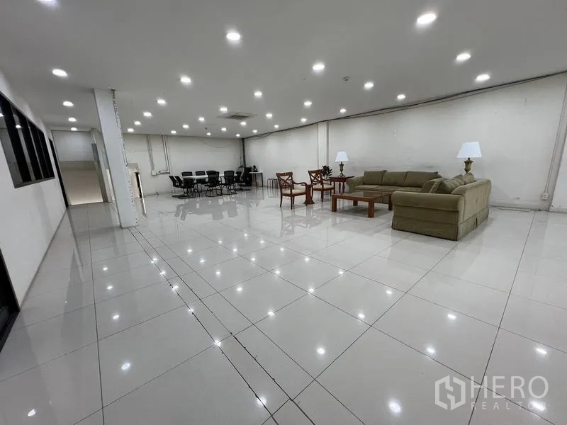 สำนักงานที่บ้าน ให้เช่าในBang Na, Bangkok - โซนเลานจ์และประชุมพื้นกระเบื้องกว้าง ภายใต้ไฟ LED แบบฝัง