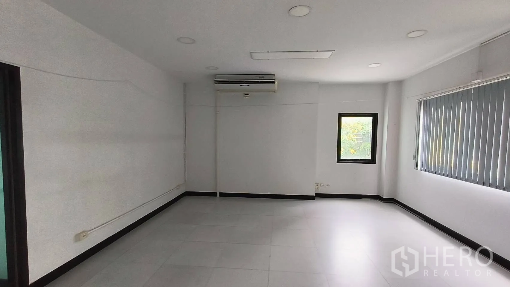 办公空间 出租在Khlong Toei, Bangkok - 私密办公室，空调、窗户与垂直百叶。