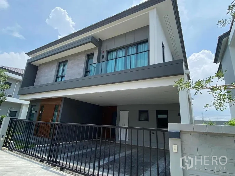 独立式住宅 出租或出售在Bang Phli, Samut Prakan - 现代两层立面，带有遮雨车位与阳台。