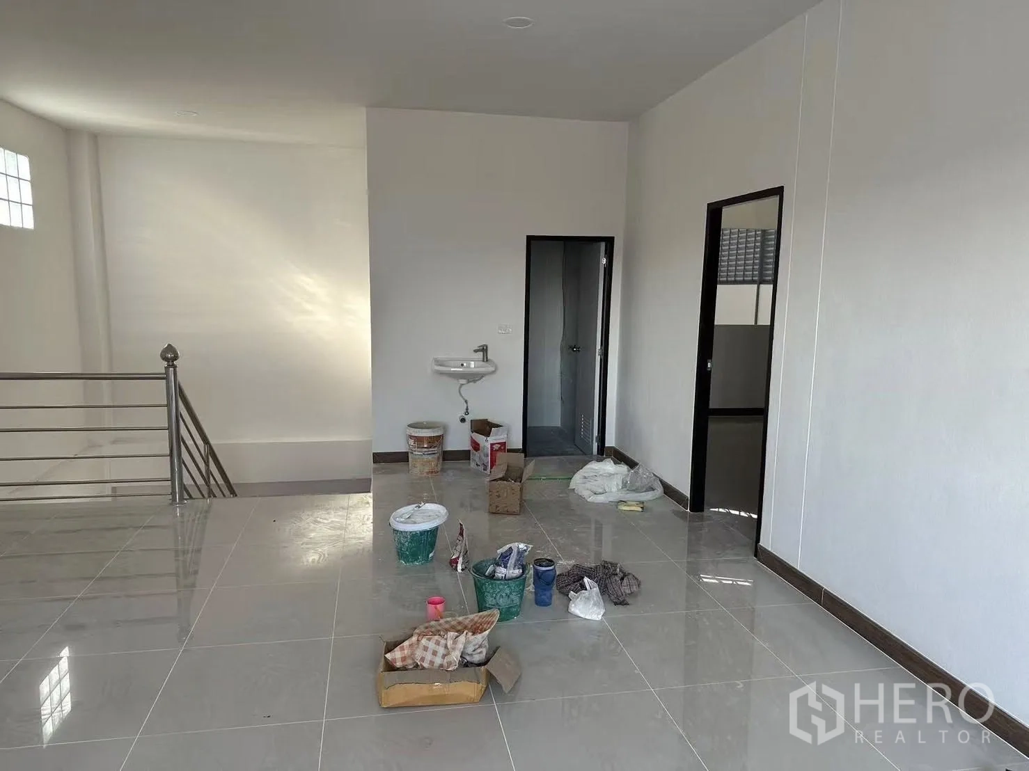 โรงงาน ให้เช่าในNong Khaem, Bangkok - ชั้นสองอาคารสำนักงาน ปูกระเบื้องมันเงา รับแสงธรรมชาติ พร้อมประตูเข้าสุขา