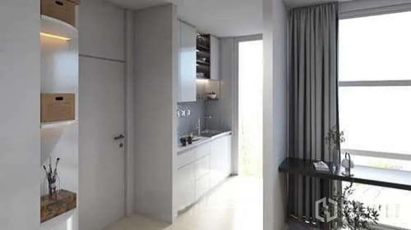 带办公室的家 出租在Bang Phli, Samut Prakan - 紧凑型备餐区与水吧，带储物与高窗采光。