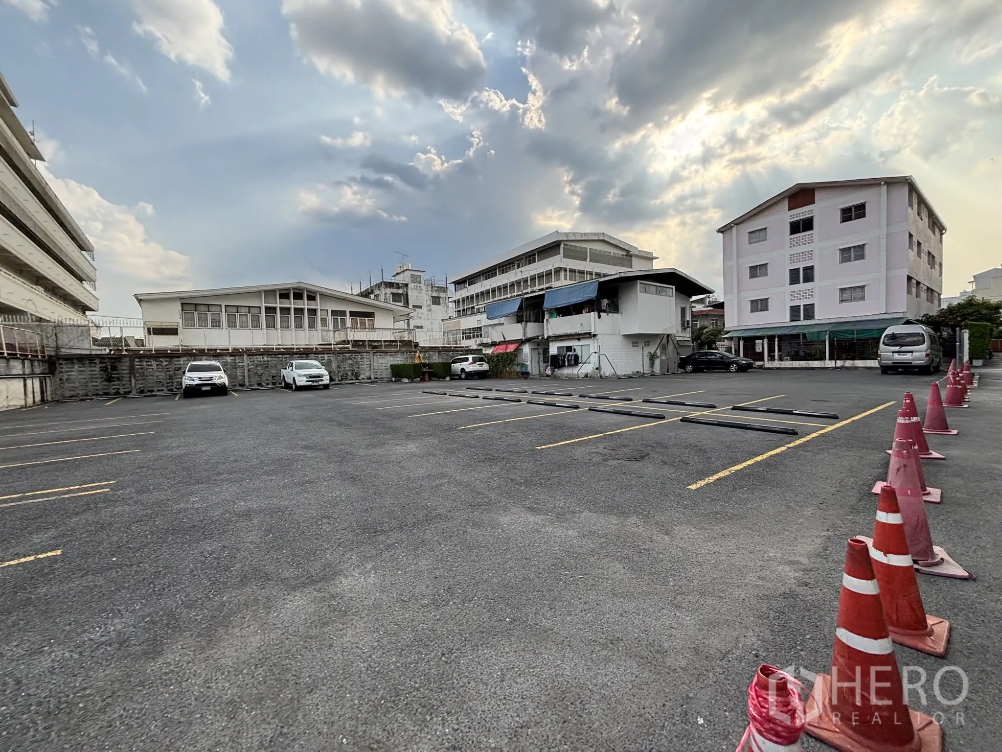 ที่ดิน for rent in Sathon, Bangkok - มุมมองกว้างของลานจอดรถพร้อมกรวยจราจรและอาคารโดยรอบ